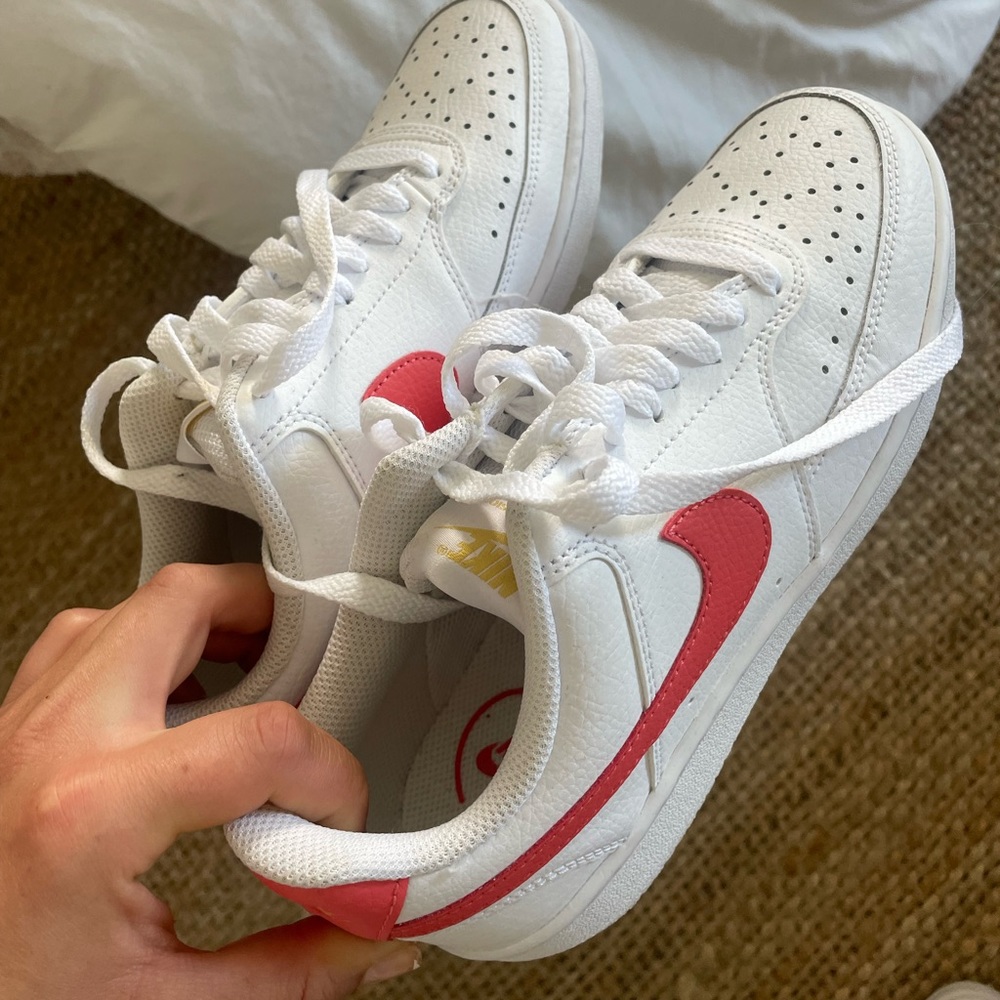 Nike womens shoes! Size 7 brand new!